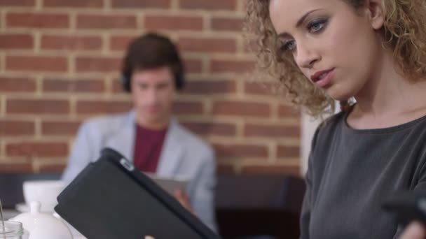 Woman using tablet in coffee shop — Stock Video