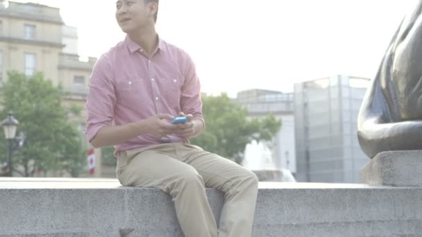 Homem usando telefone celular — Vídeo de Stock