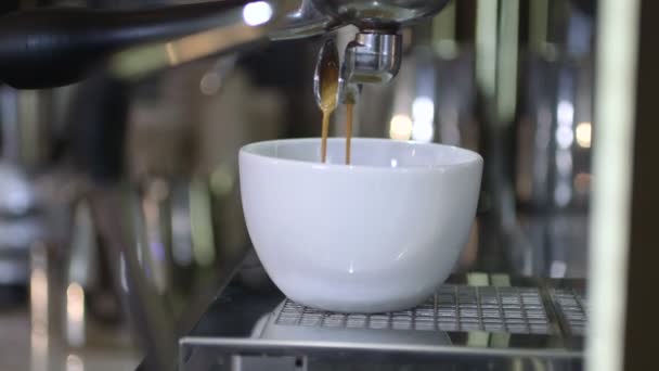 Maschine entlädt Espresso in Tasse — Stockvideo