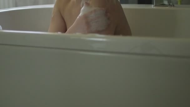 Mujer tomando baño — Vídeo de stock