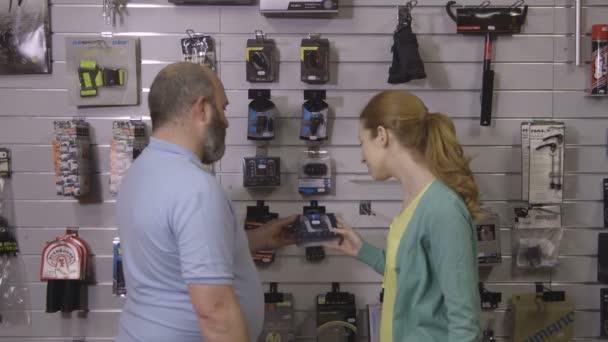 Man en vrouw in de winkel — Stockvideo