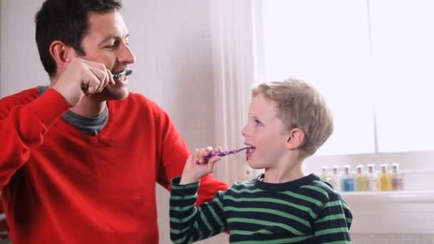 Vader en zoon in badkamer — Stockvideo