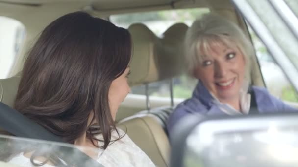 Dvě ženy, sedící v autě — Stock video