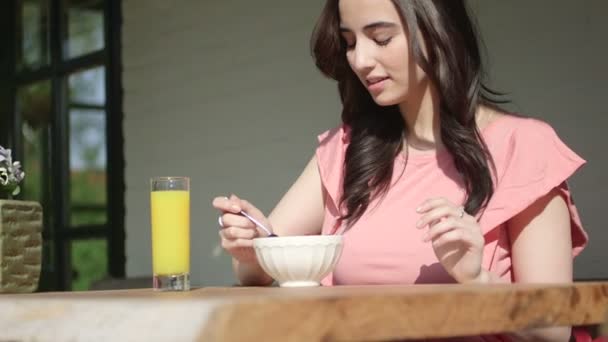 Женщина завтракает — стоковое видео