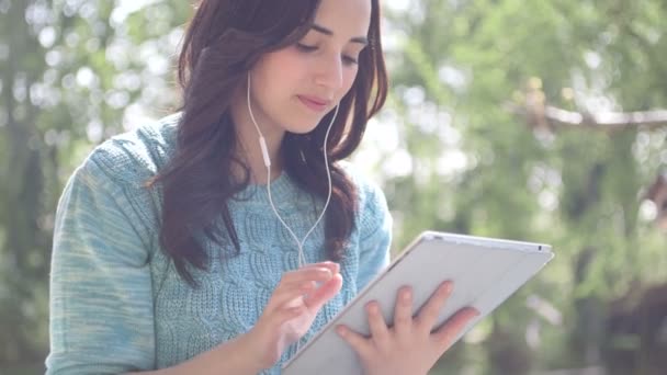 Femme utilisant une tablette numérique — Video