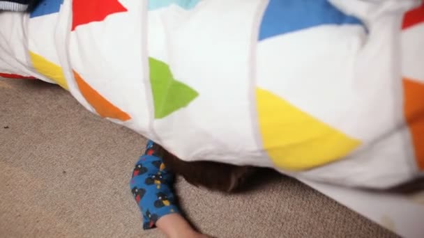 Niño escondido debajo de la cama — Vídeos de Stock