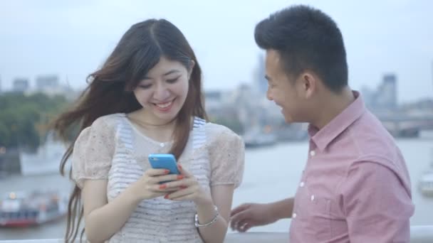 Пара с помощью мобильного телефона — стоковое видео