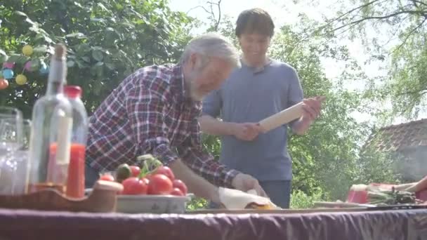 Hombres preparando pizza — Vídeo de stock