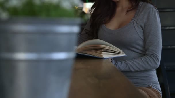 Mujer joven con libro — Vídeos de Stock