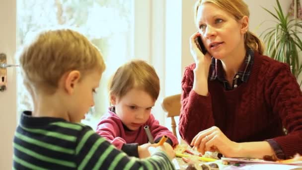 Moeder met kinderen tekenen — Stockvideo