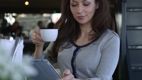 Mulher jovem usando tablet digital — Vídeo de Stock