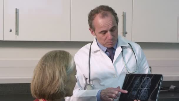 Médecin utilisant une tablette numérique — Video