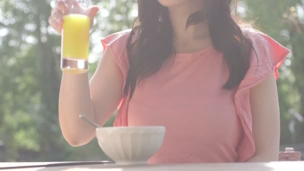 Wanita minum jus — Stok Video