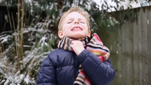 Menino comendo neve — Vídeo de Stock