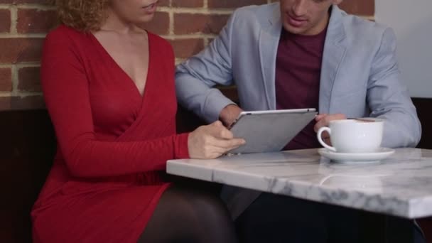 Par sitter i café och diskutera — Stockvideo
