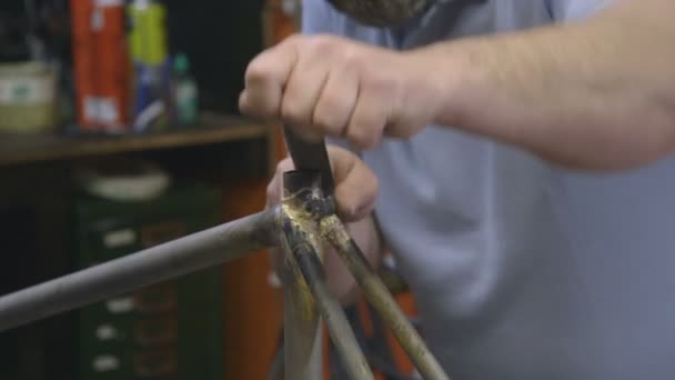 Hombre haciendo bicicleta en el taller — Vídeos de Stock