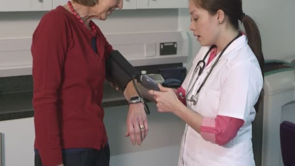 Doctor checking pulse trace — Stock Video