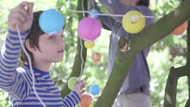 Vater und Sohn schmücken Baum — Stockvideo