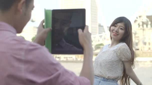 Man photographing woman — Stock Video