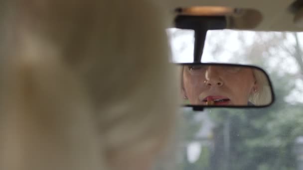 Mujer haciendo maquillaje en el coche — Vídeos de Stock