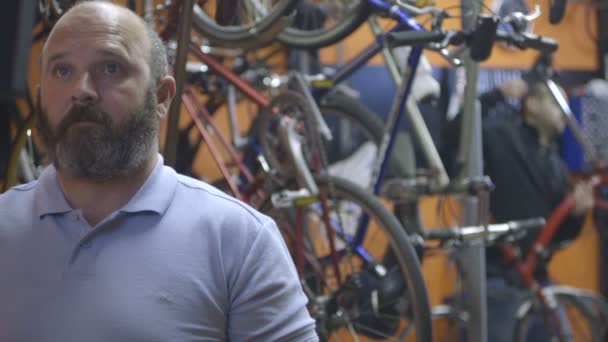 Hombre trabajando en taller — Vídeos de Stock