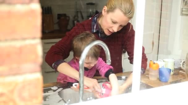 Mãe com filhos em pé além da pia da cozinha — Vídeo de Stock