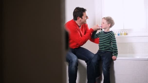 Father with son in bathroom — Stock Video