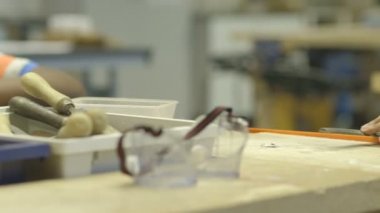 Araçları ile pratik çocuk