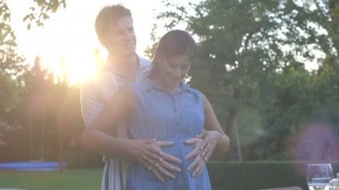 Kocası onun hamile eşi sarılma