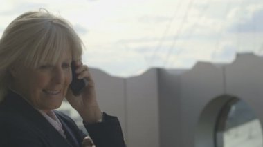 Kadın cep telefonuyla konuşuyor.