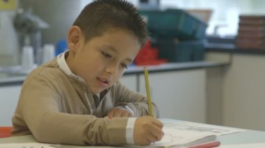 Sınıfta çizim çocuk