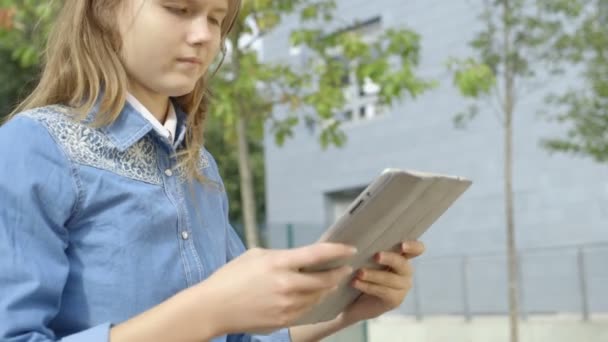 Fille en utilisant une tablette numérique — Video