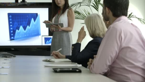 Empresária explicando na sala de bordo — Vídeo de Stock