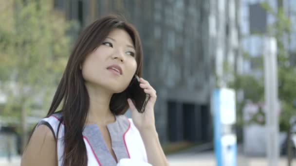 Woman talking on phone — Stock Video