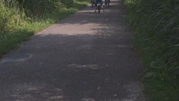 Happy famille vélo d'équitation — Video