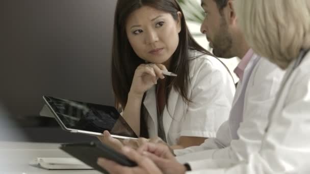 Médicos discutiendo — Vídeos de Stock