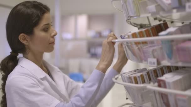 Pharmacie féminine à la recherche de médicaments — Video