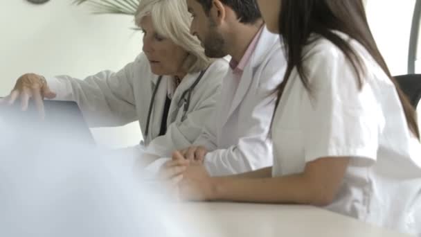 Médico usando comprimido digital — Vídeo de Stock