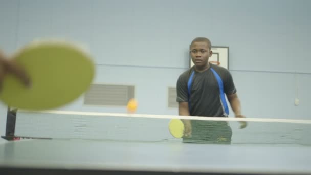 Boys playing table tennis — Stock Video