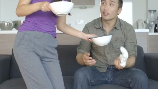 Pareja joven comiendo comida — Vídeos de Stock