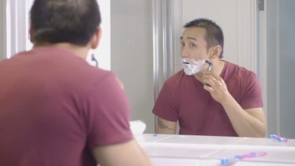 Молодой человек бритья лицо — стоковое видео