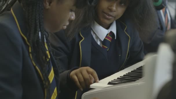 Apprendre la musique au piano — Video