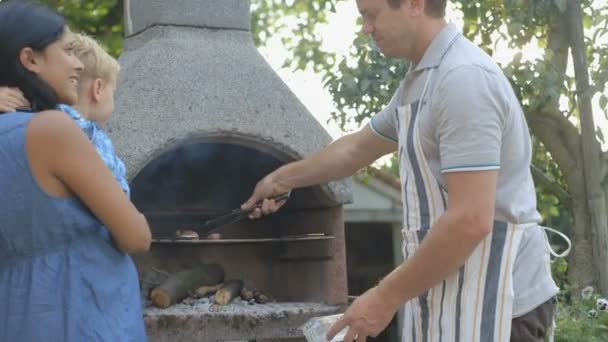 Man working at BBQ — Stock Video