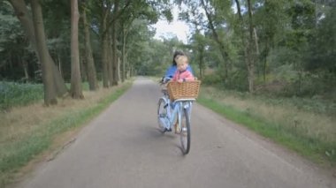 Anne ile oğlu Bisiklete binme