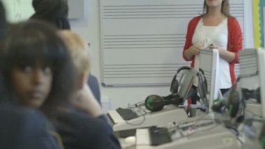 Müzik öğretmen çocuklara öğretmek
