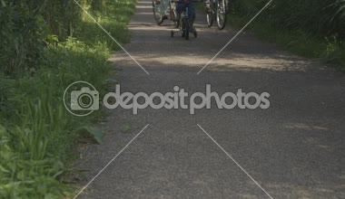 Mutlu aile binicilik bisiklet