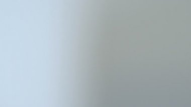 Yüz temizleyici kullanarak kadın