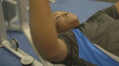 egzersiz yaparak çocuk