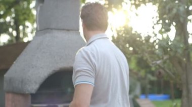 Barbekü çalışan adam