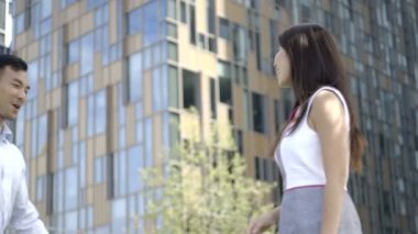 Erkek ve kadın el sıkışıyor.